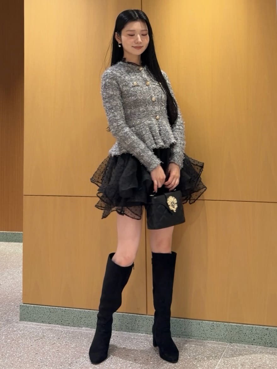 グレー系のワンピース、その他のブーツ、ブラック系のショルダーバッグを着用したレディースの秋コーディネートの3枚目の写真