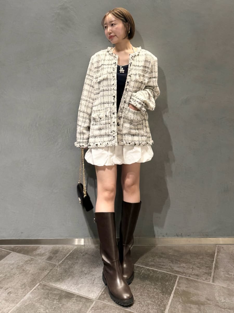 ホワイト系のノーカラージャケット、ブルー系のワンピース、ブラック系のショルダーバッグを着用したレディースの春コーディネートの10枚目の写真