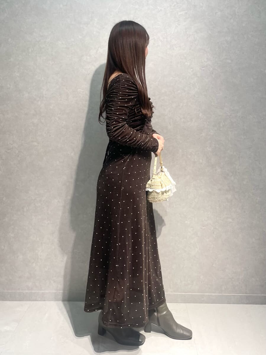 その他のワンピースを着用したレディースの冬コーディネートの2枚目の写真