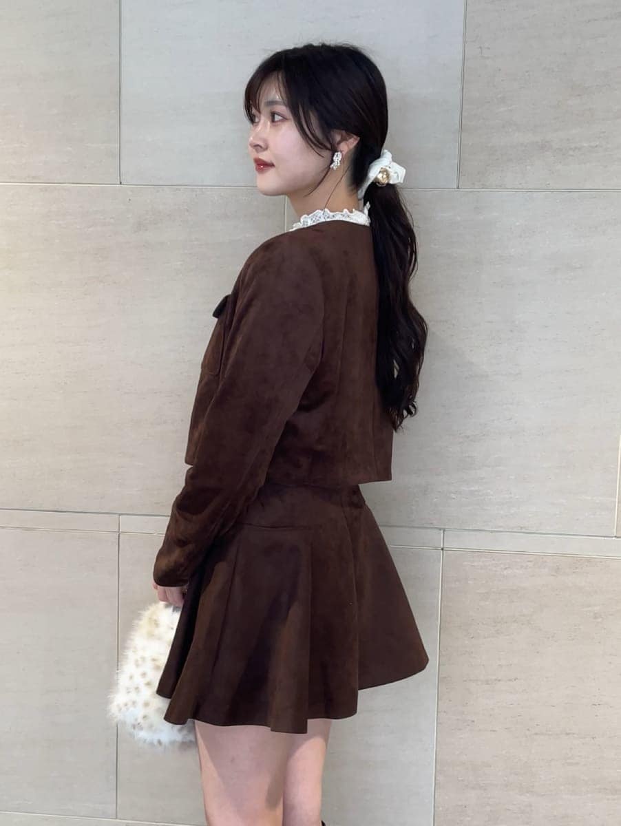 ブラウン系のノーカラージャケット、ブラウン系のその他パンツ、その他のTシャツ/カットソーを着用したレディースの秋コーディネートの9枚目の写真
