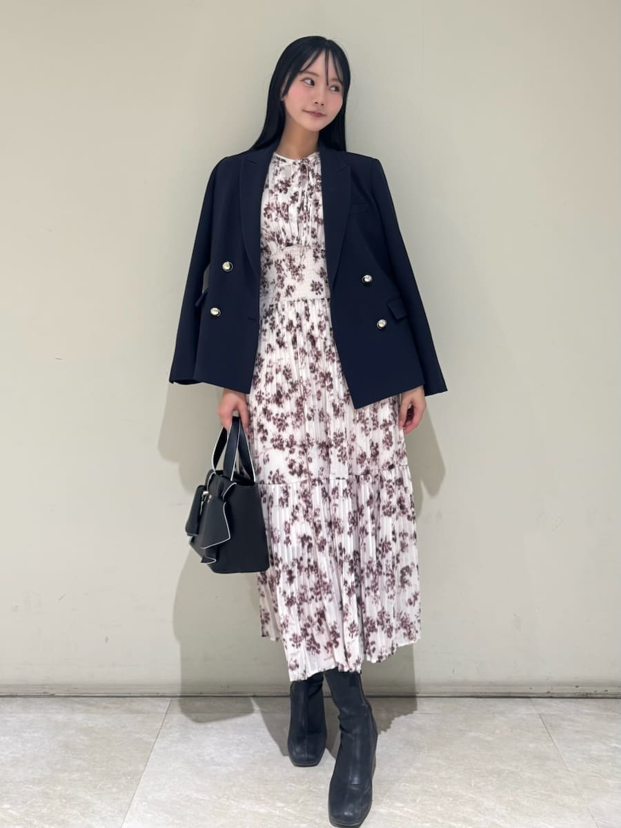 ピンク系のワンピース、ブルー系のテーラードジャケット、ブラック系のハンドバッグを着用したレディースの冬コーディネートの5枚目の写真