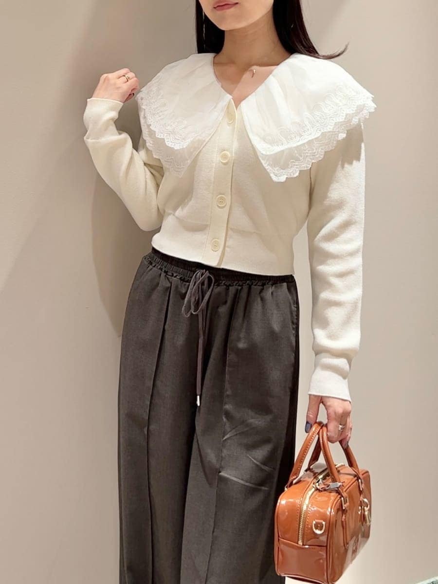 ホワイト系のニット/セーター、ブラウン系のその他パンツ、ブラウン系のボストンバッグを着用したレディースの秋コーディネートの4枚目の写真