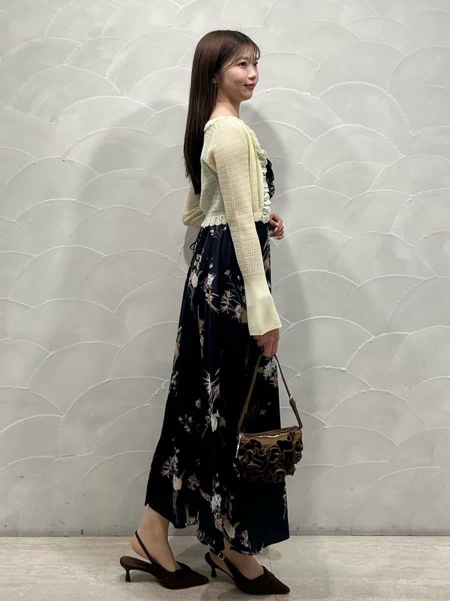 イエロー系のカーディガン/ボレロ、ブルー系のワンピース、ブラウン系のパンプスを着用したレディースの冬コーディネートの2枚目の写真