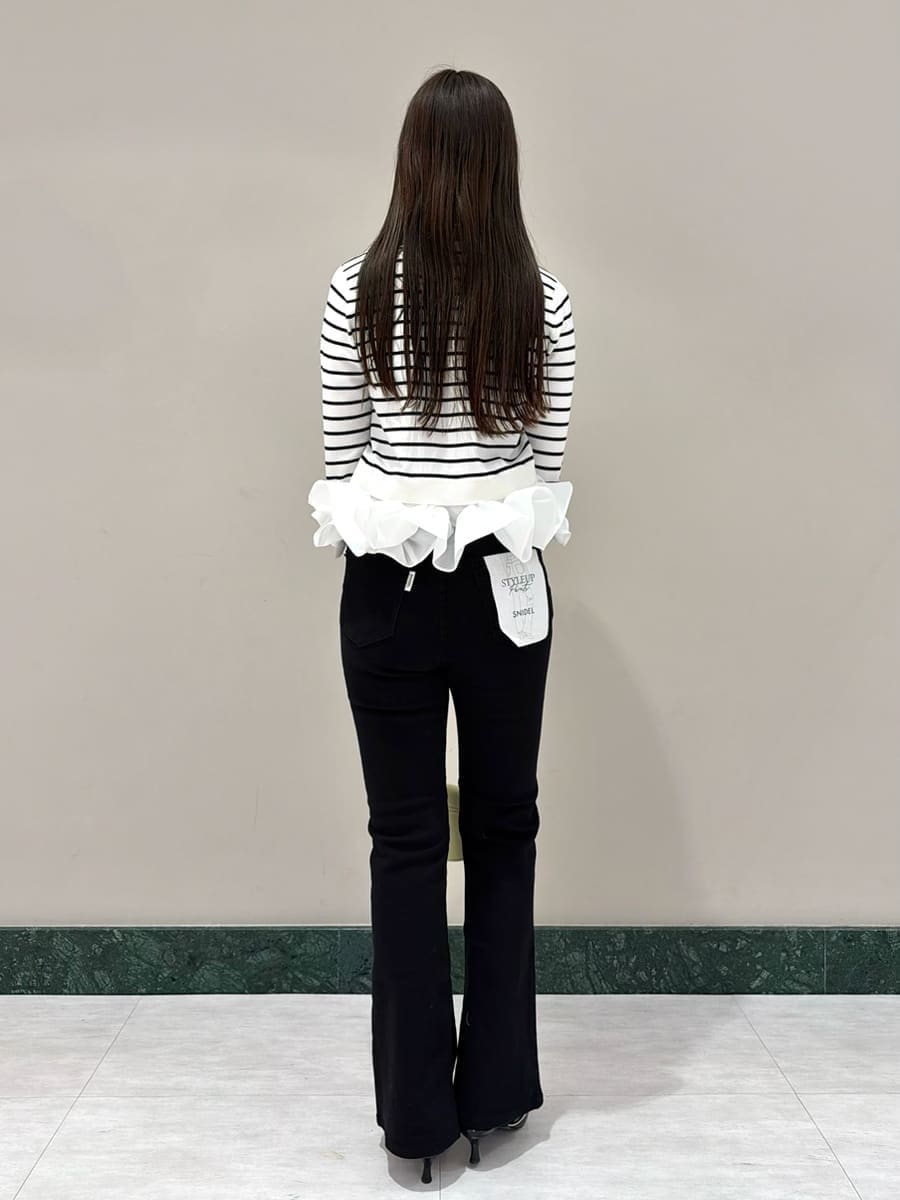 ブラック系のその他パンツ、その他のニット/セーター、ブラック系のパンプスを着用したレディースの冬コーディネートの3枚目の写真