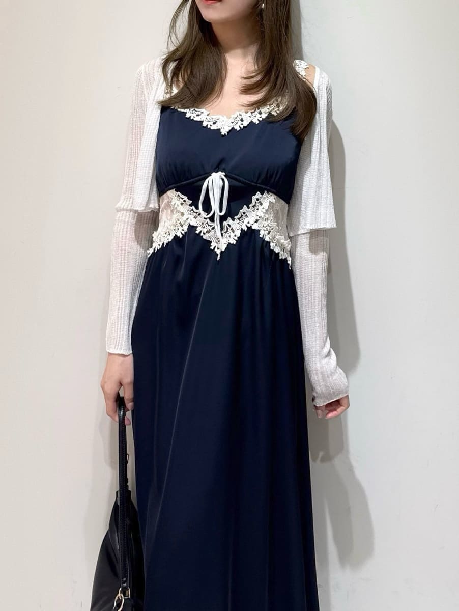 ブルー系のワンピース、ブラック系のサンダル、ブラック系のショルダーバッグを着用したレディースの夏コーディネートの3枚目の写真