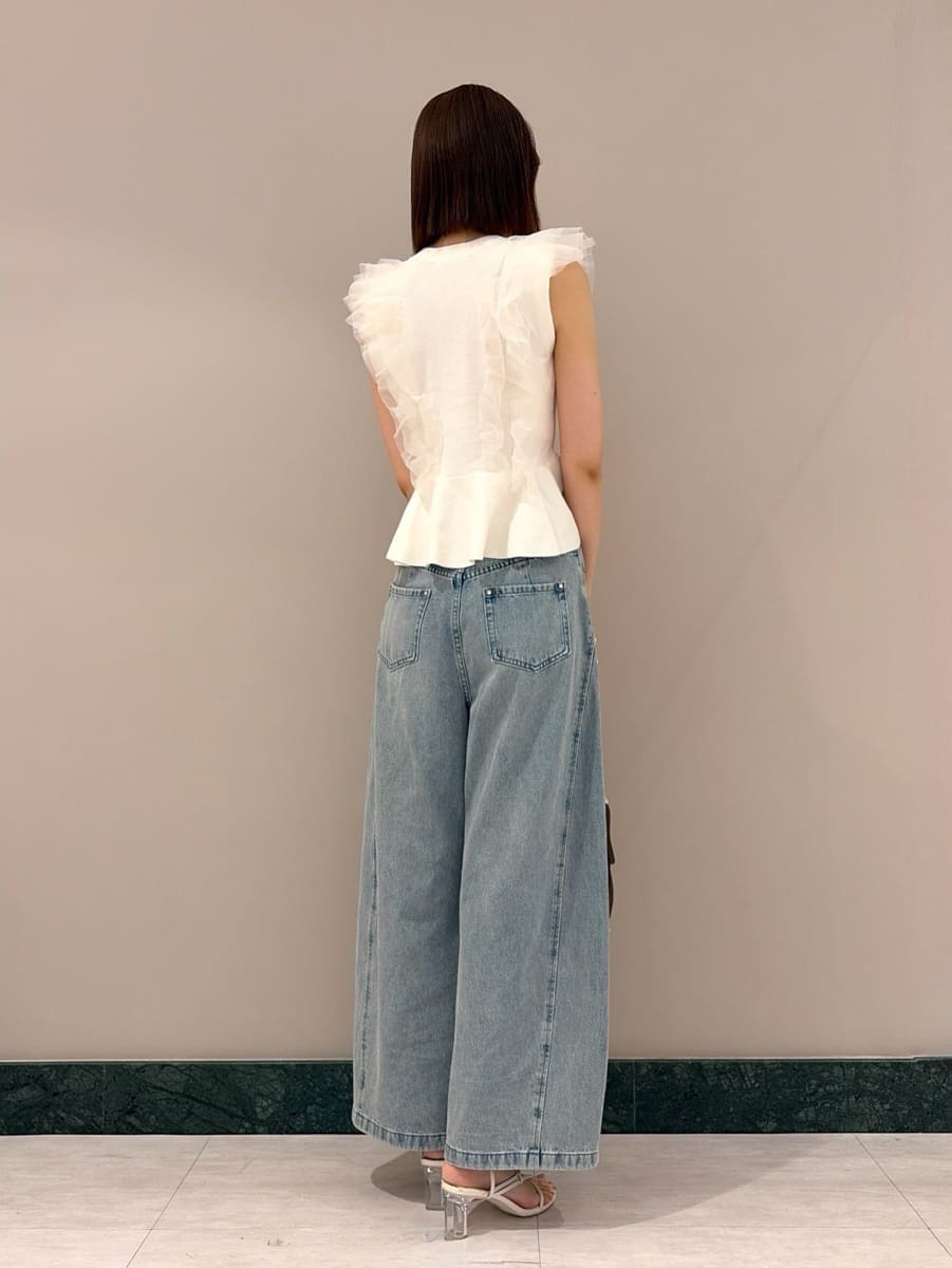 ホワイト系のサンダル、ブルー系のその他パンツ、ホワイト系のニット/セーターを着用したレディースの夏コーディネートの3枚目の写真