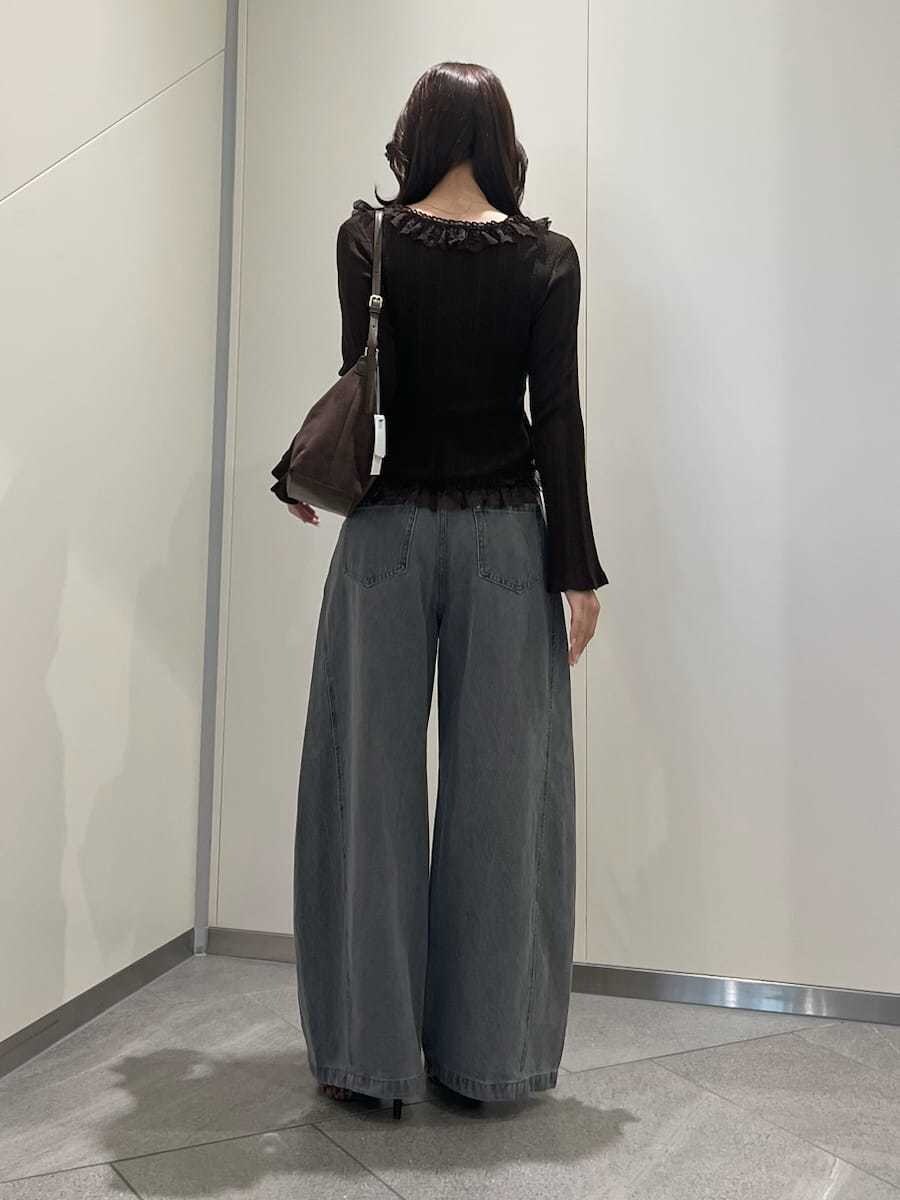 グレー系のデニムパンツ、ブラウン系のニット/セーター、その他のサンダルを着用したレディースの夏コーディネートの3枚目の写真