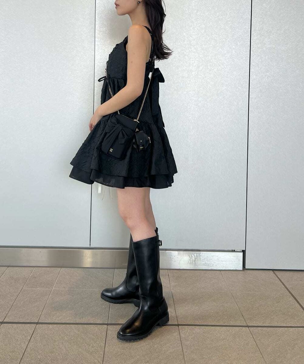 ブラック系のショルダーバッグ、ホワイト系のシュシュを着用したレディースの春コーディネートの2枚目の写真