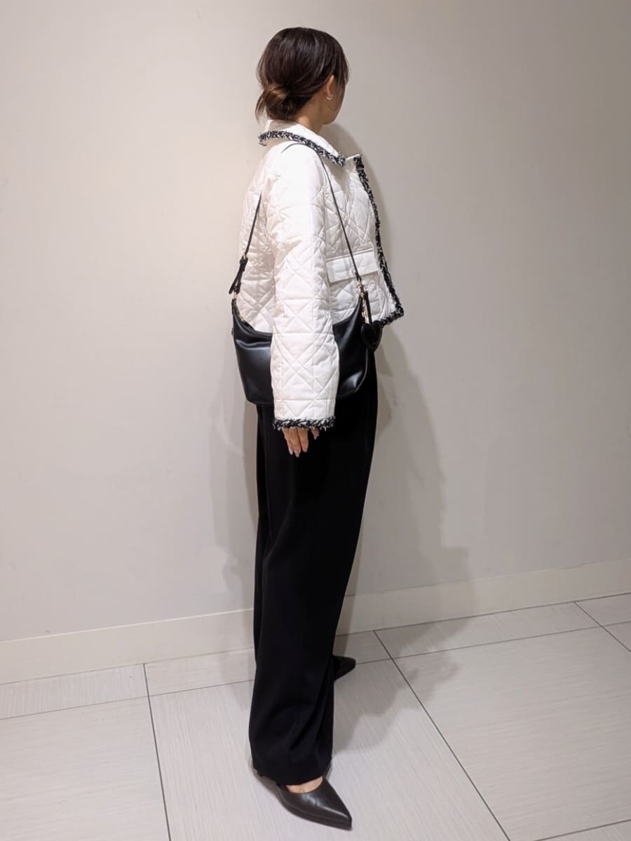 ホワイト系のテーラードジャケット、ブラック系のその他パンツ、ブルー系のTシャツ/カットソーを着用したレディースの秋コーディネートの2枚目の写真
