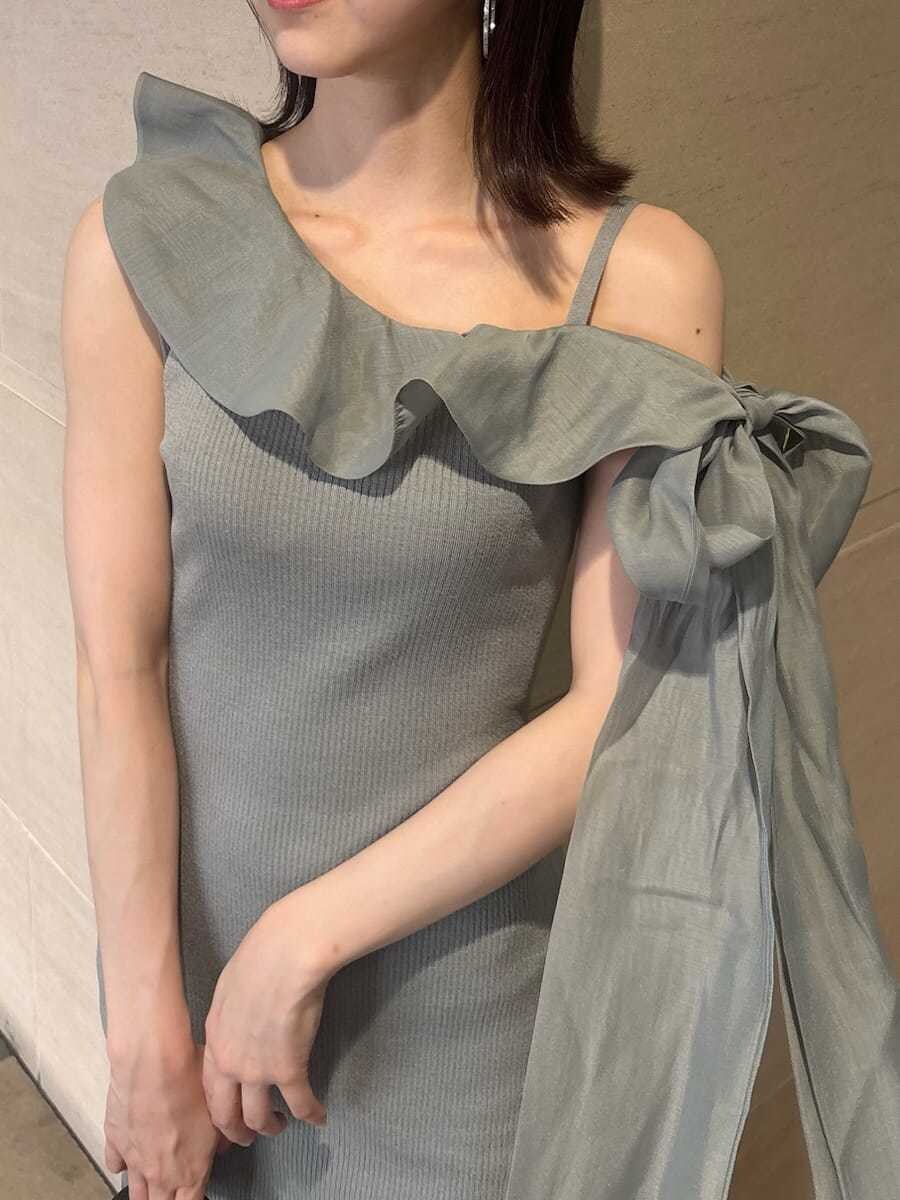 グリーン系のワンピース、ブラック系のサンダル、ブラック系のショルダーバッグを着用したレディースの夏コーディネートの6枚目の写真