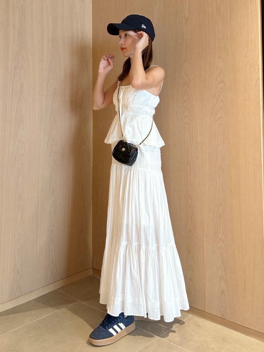 ホワイト系のシャツ/ブラウス、ホワイト系のスカート、ブラック系のショルダーバッグを着用したレディースの夏コーディネートの2枚目の写真