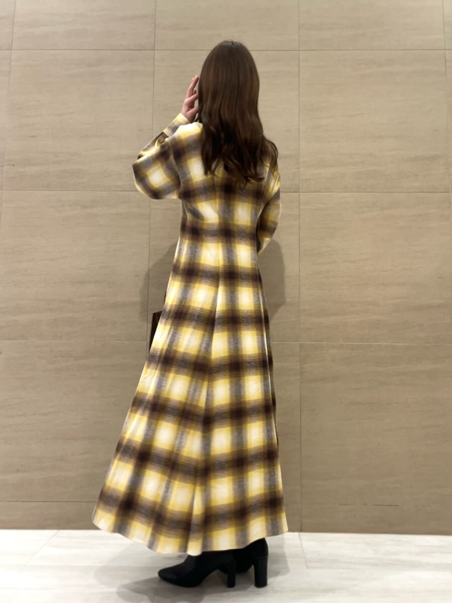 ブラウン系のハンドバッグを着用したレディースの冬コーディネートの3枚目の写真