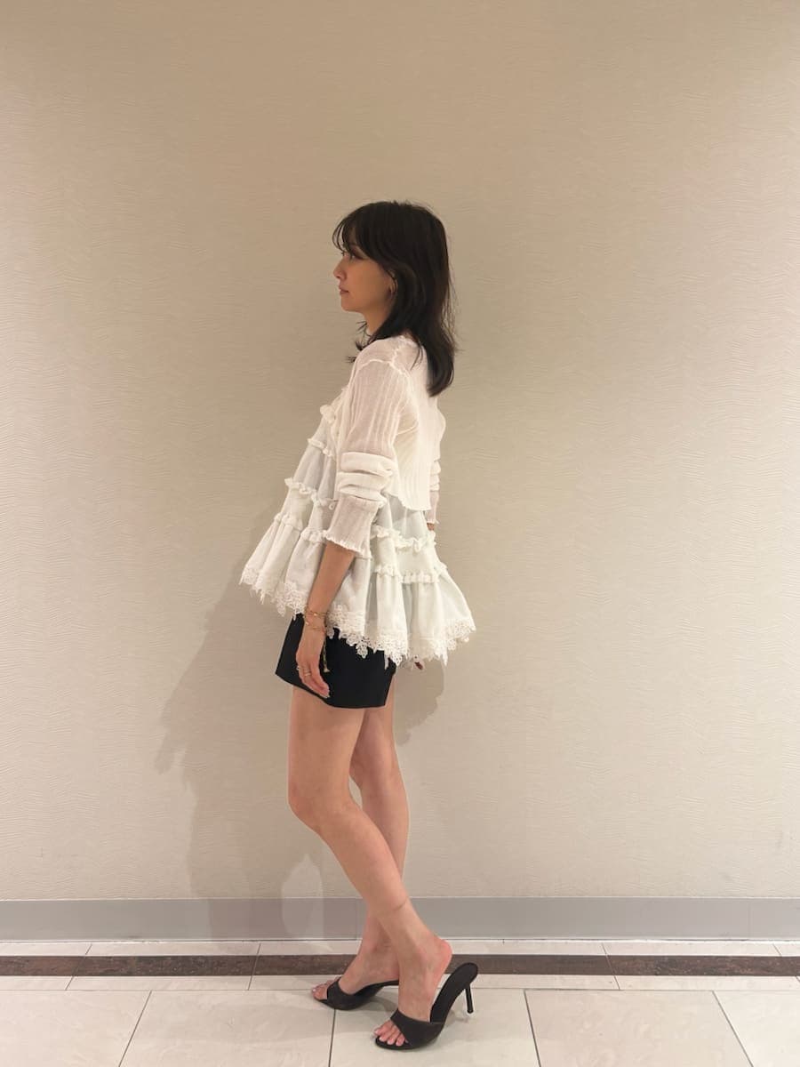 ブラック系のその他パンツ、ホワイト系のニット/セーター、ホワイト系のカーディガン/ボレロを着用したレディースの夏コーディネートの4枚目の写真