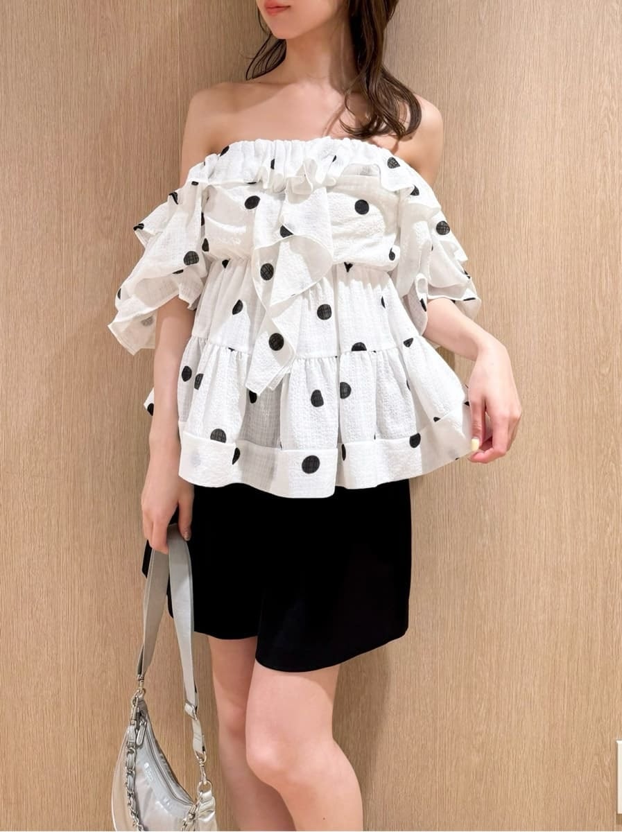 ブラック系のその他パンツ、ホワイト系のシャツ/ブラウス、シルバー系のショルダーバッグを着用したレディースの春コーディネートの3枚目の写真