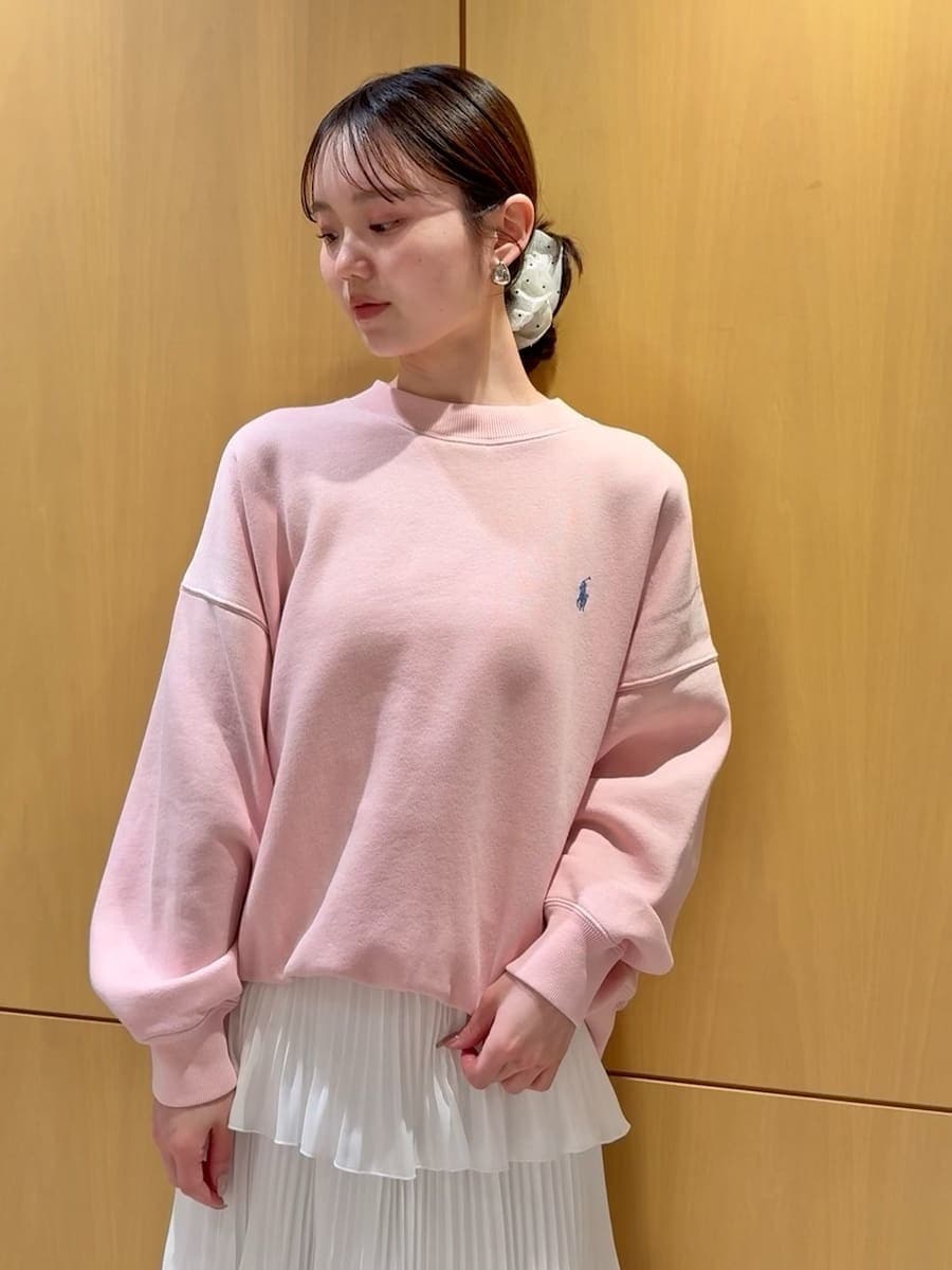 ホワイト系のスカート、ピンク系のスウェット、ブラウン系のハンドバッグを着用したレディースの春コーディネートの5枚目の写真