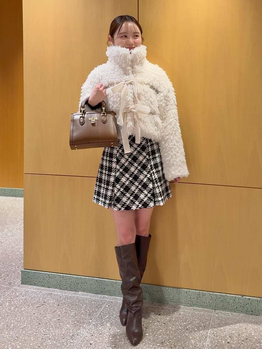 ホワイト系のムートンコート、ブラック系のその他パンツ、ブラック系のニット/セーターを着用したレディースの秋コーディネートの2枚目の写真