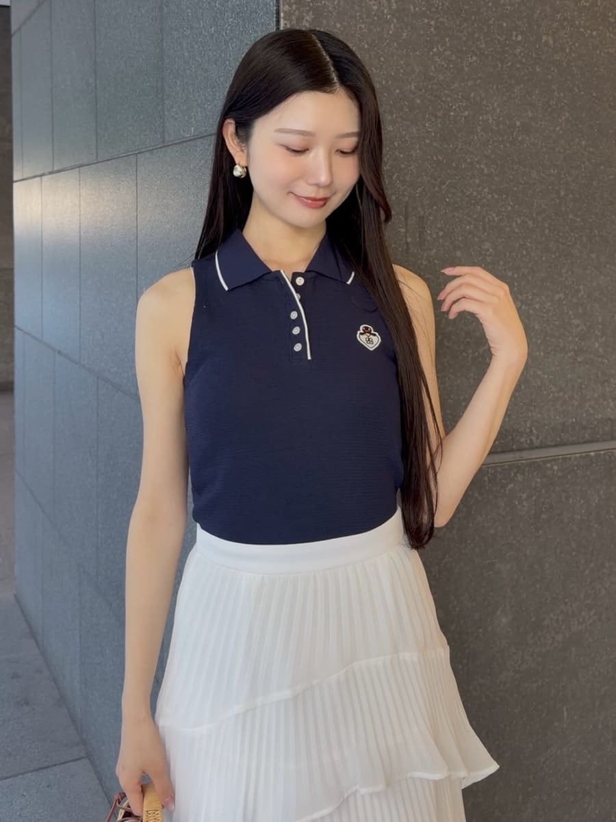 ブラウン系のかごバッグ、ブルー系のTシャツ/カットソー、ブラウン系のサンダルを着用したレディースの夏コーディネートの5枚目の写真