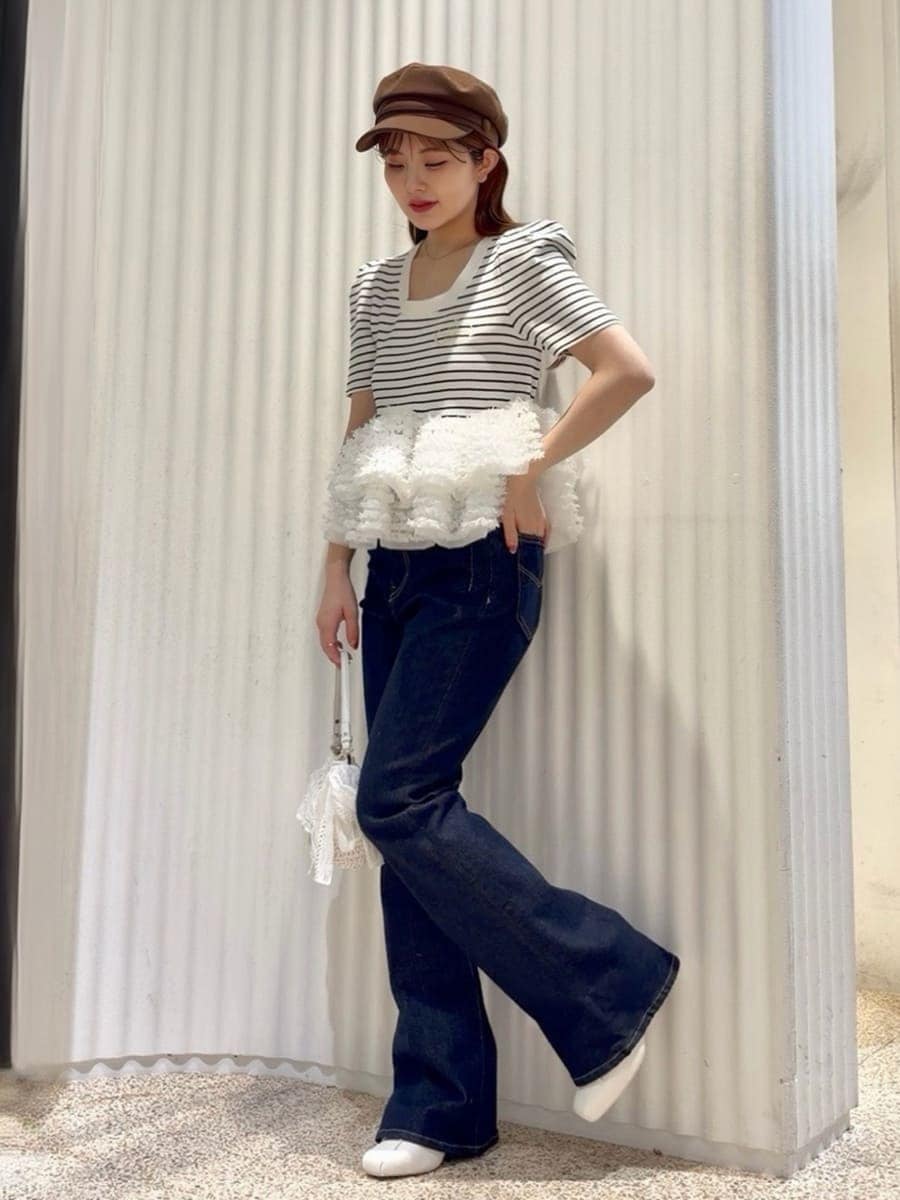 ブルー系のデニムパンツ、その他のニット/セーター、ホワイト系のパンプスを着用したレディースの春コーディネートの5枚目の写真