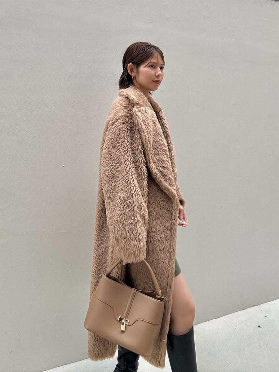 ブラック系のブーツ、グリーン系のワンピース、グリーン系のカーディガン/ボレロを着用したレディースの冬コーディネートの4枚目の写真