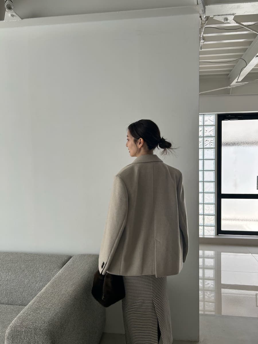 ホワイト系のワンピース、ブラウン系のブーツを着用したレディースの秋コーディネートの7枚目の写真