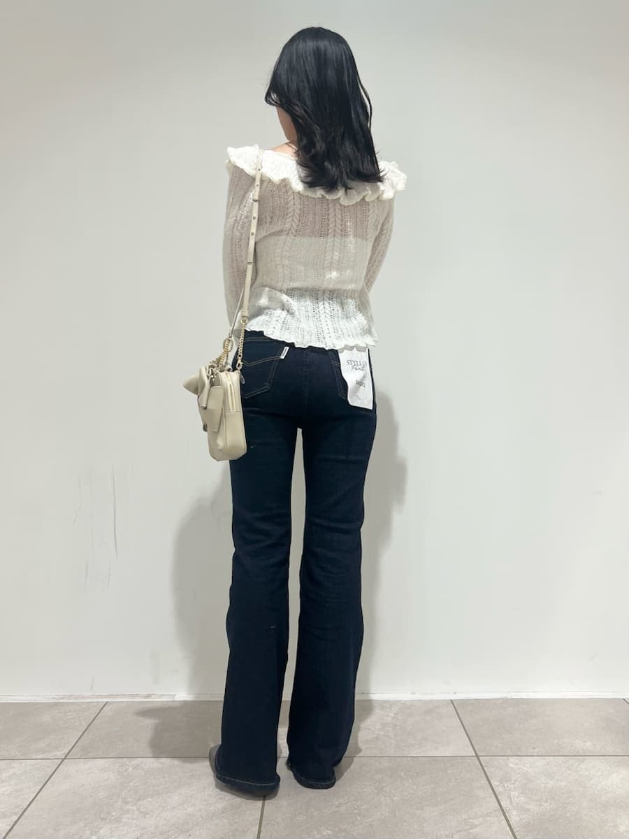 ブルー系のその他パンツ、イエロー系のムートンコート、ホワイト系のニット/セーターを着用したレディースの冬コーディネートの7枚目の写真