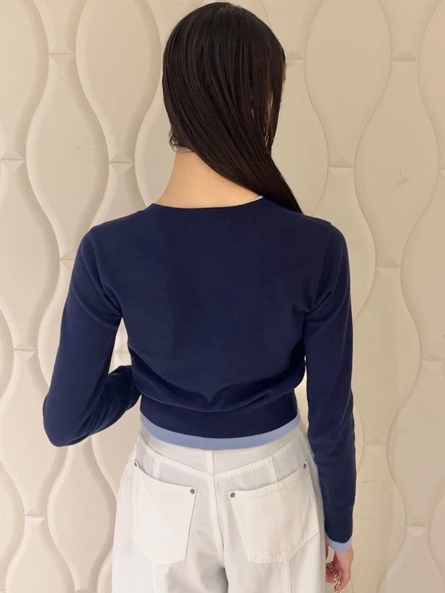 ブルー系のカーディガン/ボレロ、ブラック系のパンプス、ブラック系のショルダーバッグを着用したレディースの冬コーディネートの7枚目の写真