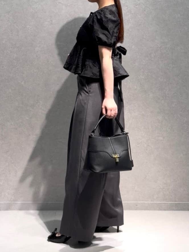 グレー系のその他パンツ、ブラック系のシャツ/ブラウスを着用したレディースの夏コーディネートの3枚目の写真
