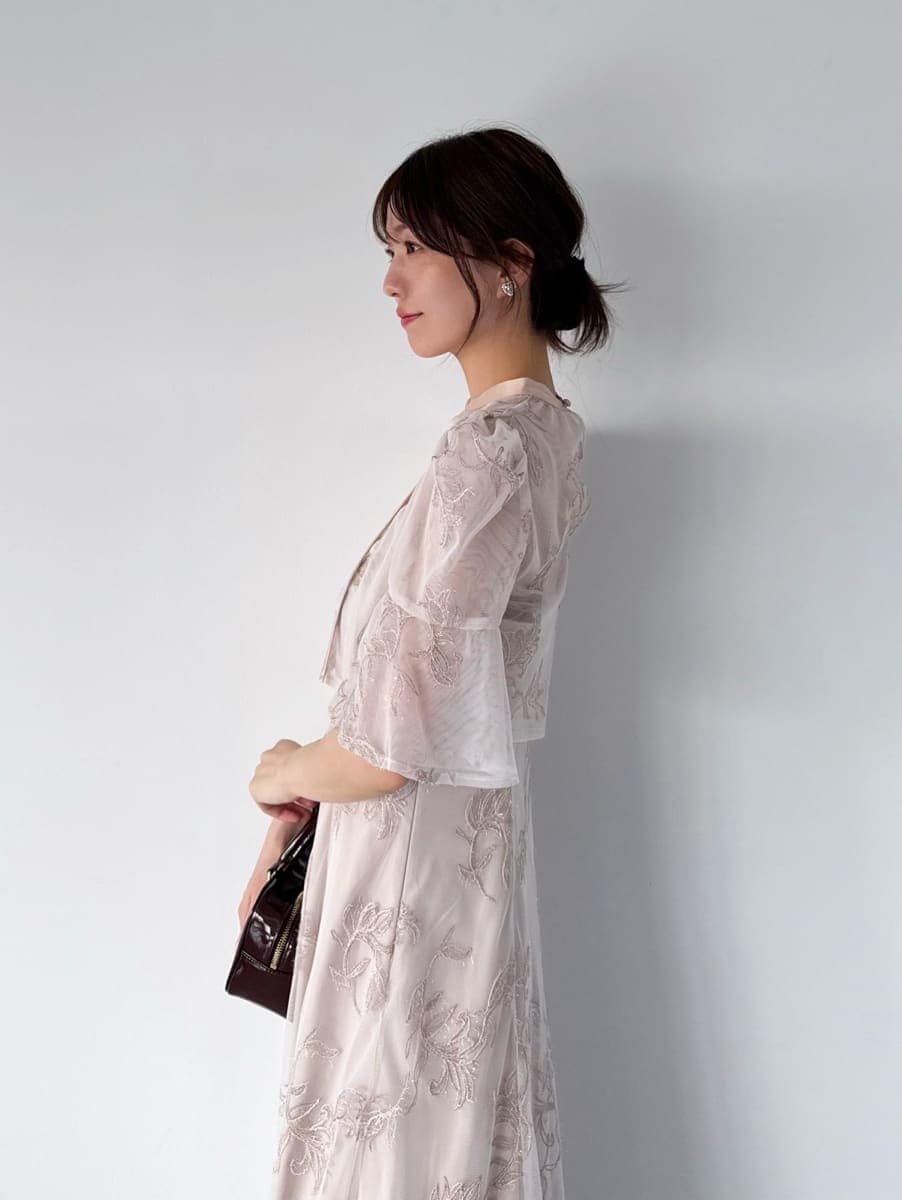 ピンク系のワンピース、ブラウン系のボストンバッグ、シルバー系のイヤリングを着用したレディースの夏コーディネートの4枚目の写真