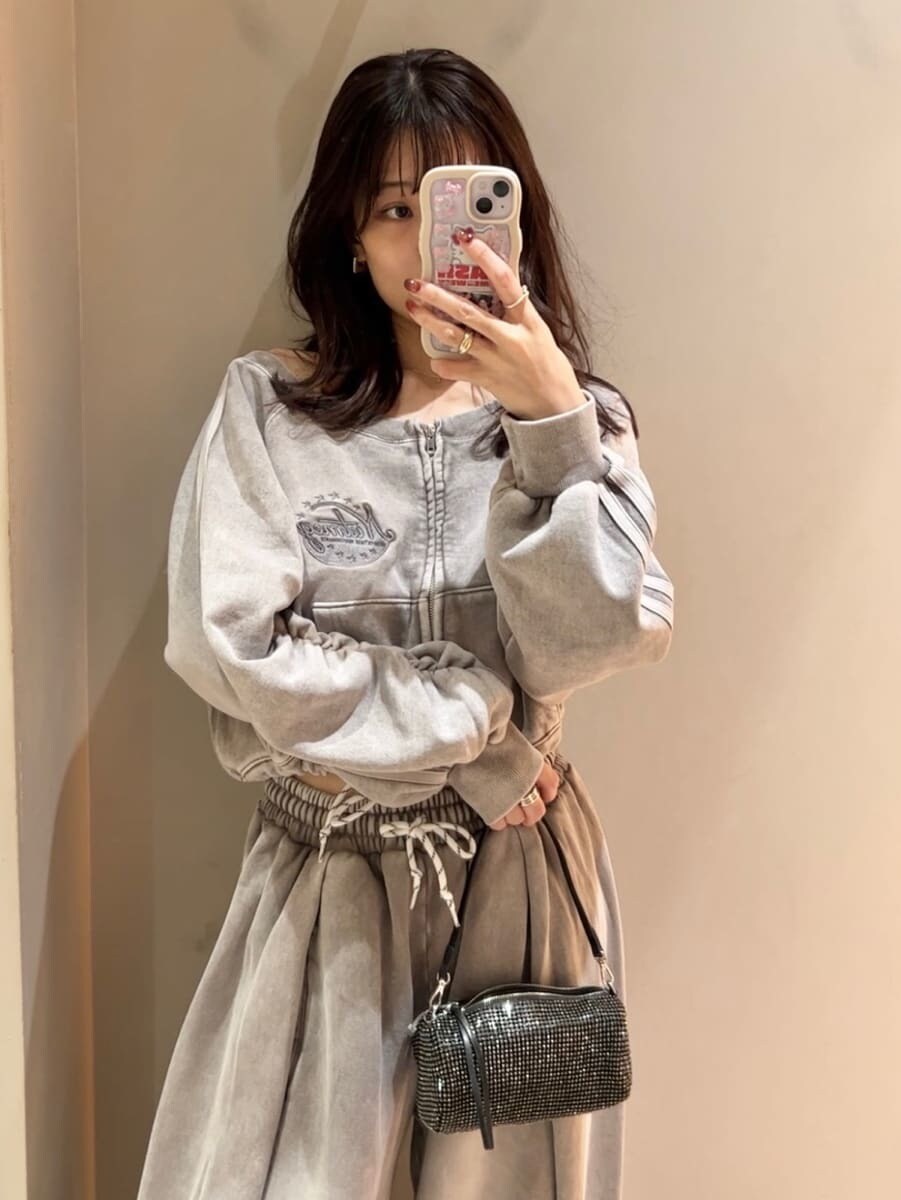 グレー系のスウェットパンツ、グレー系のスウェットを着用したレディースの秋コーディネートの7枚目の写真
