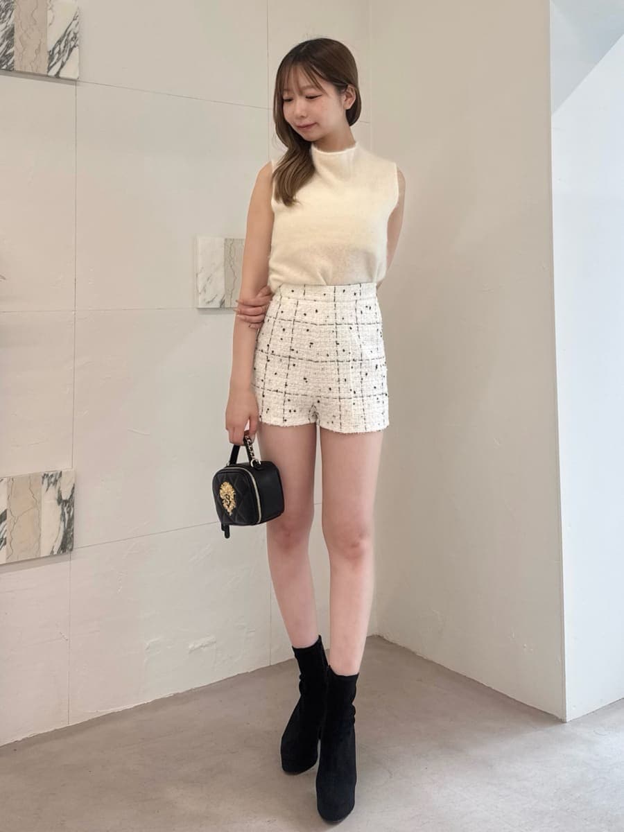 ホワイト系のノーカラージャケット、ホワイト系のその他パンツ、ホワイト系のTシャツ/カットソーを着用したレディースの秋コーディネートの3枚目の写真