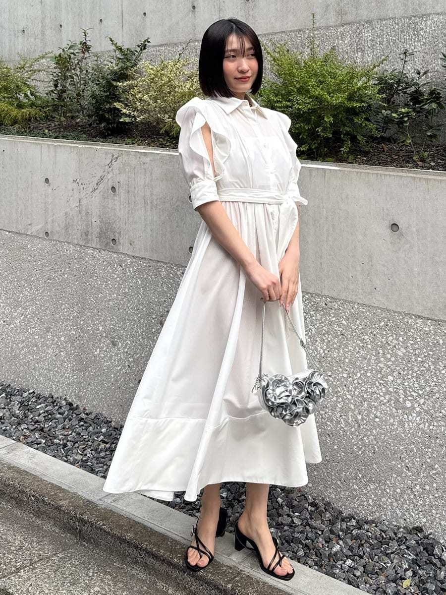 ホワイト系のワンピースを着用したレディースの春コーディネートの2枚目の写真