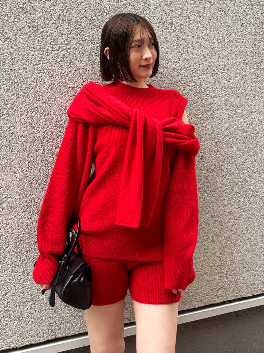 ブラック系のブーツ、レッド系のその他パンツ、レッド系のニット/セーターを着用したレディースの冬コーディネートの7枚目の写真