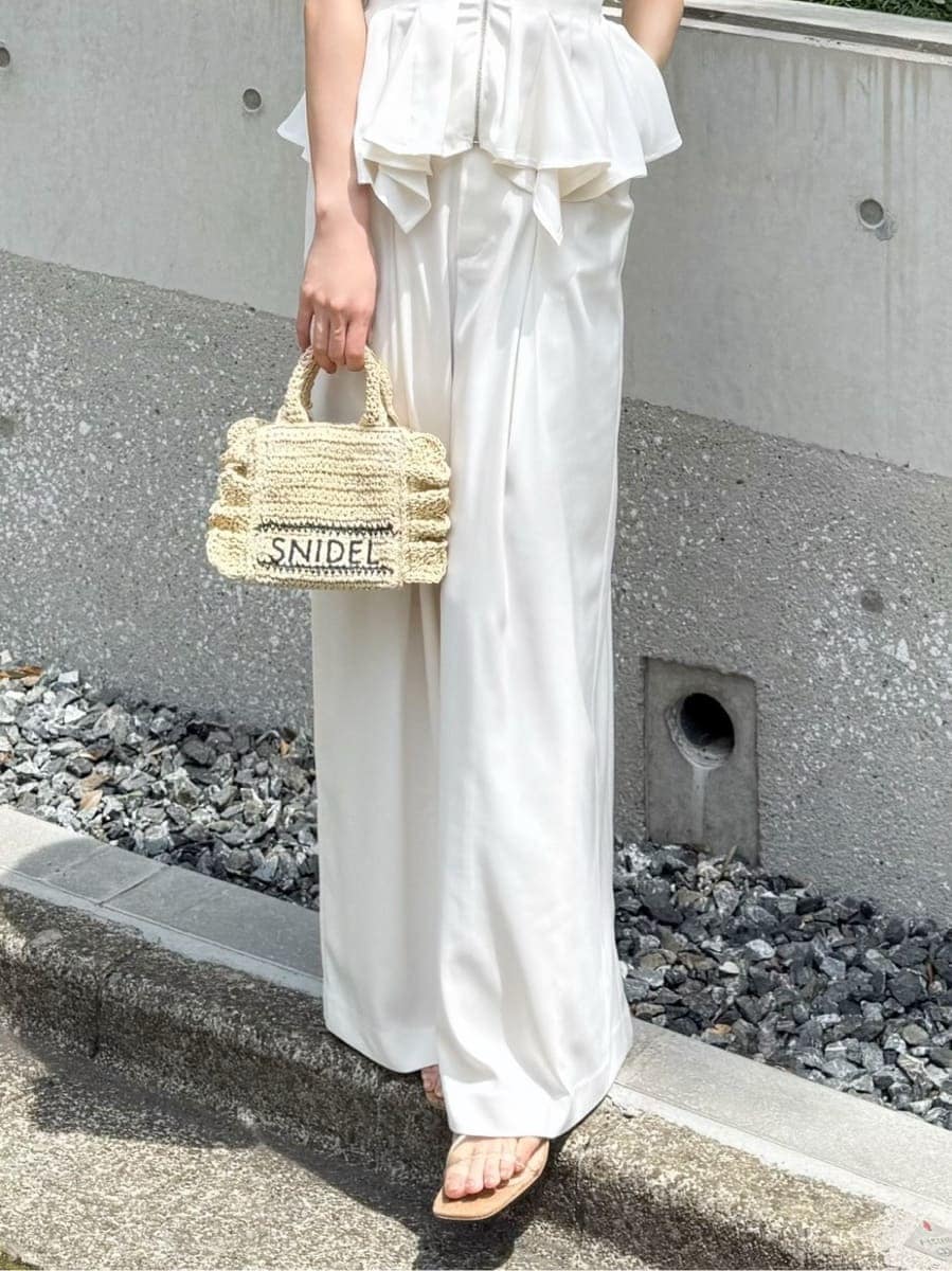 ベージュ系のショルダーバッグ、ホワイト系のその他パンツ、その他のサンダルを着用したレディースの夏コーディネートの5枚目の写真