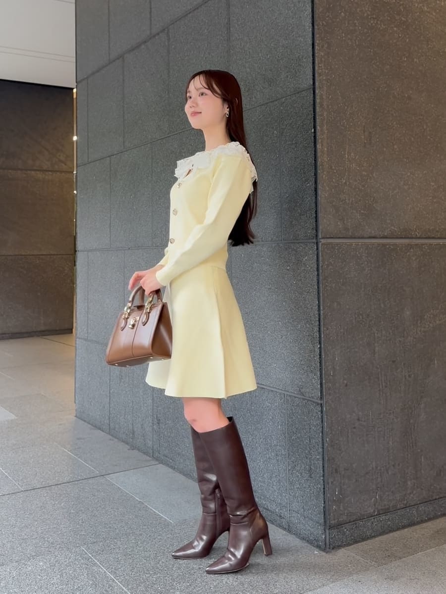 ブラウン系のブーツ、ブラウン系のハンドバッグを着用したレディースの冬コーディネートの3枚目の写真