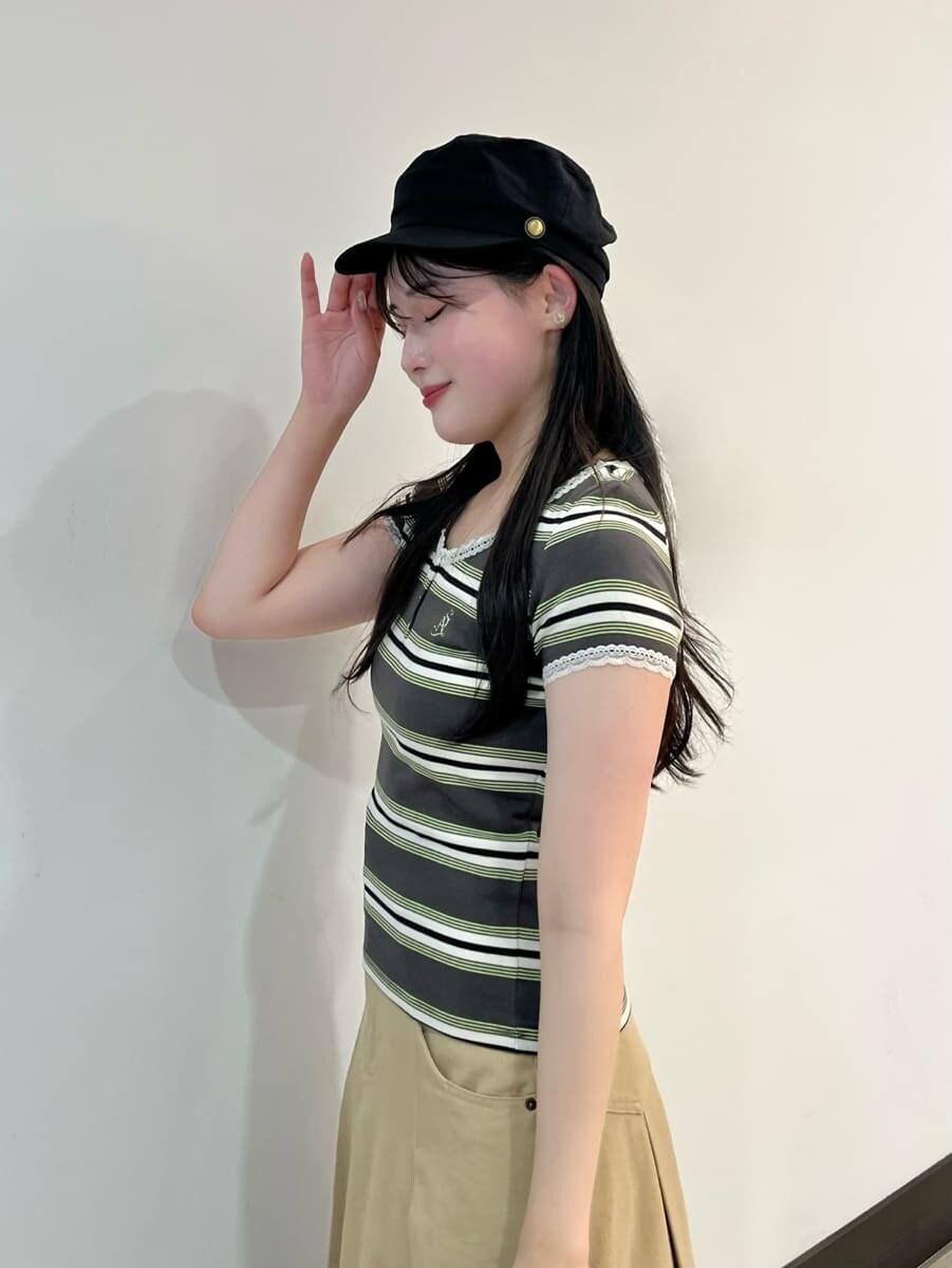 ベージュ系のスカート、グリーン系のTシャツ/カットソー、ホワイト系のショルダーバッグを着用したレディースの春コーディネートの4枚目の写真