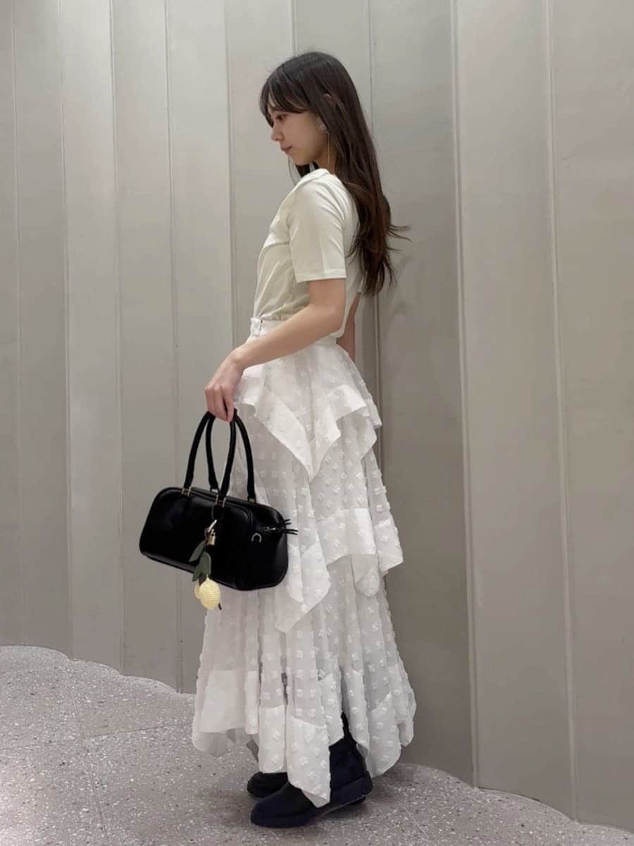 その他のスカート、グリーン系のTシャツ/カットソー、ブラック系のボストンバッグを着用したレディースの春コーディネートの3枚目の写真