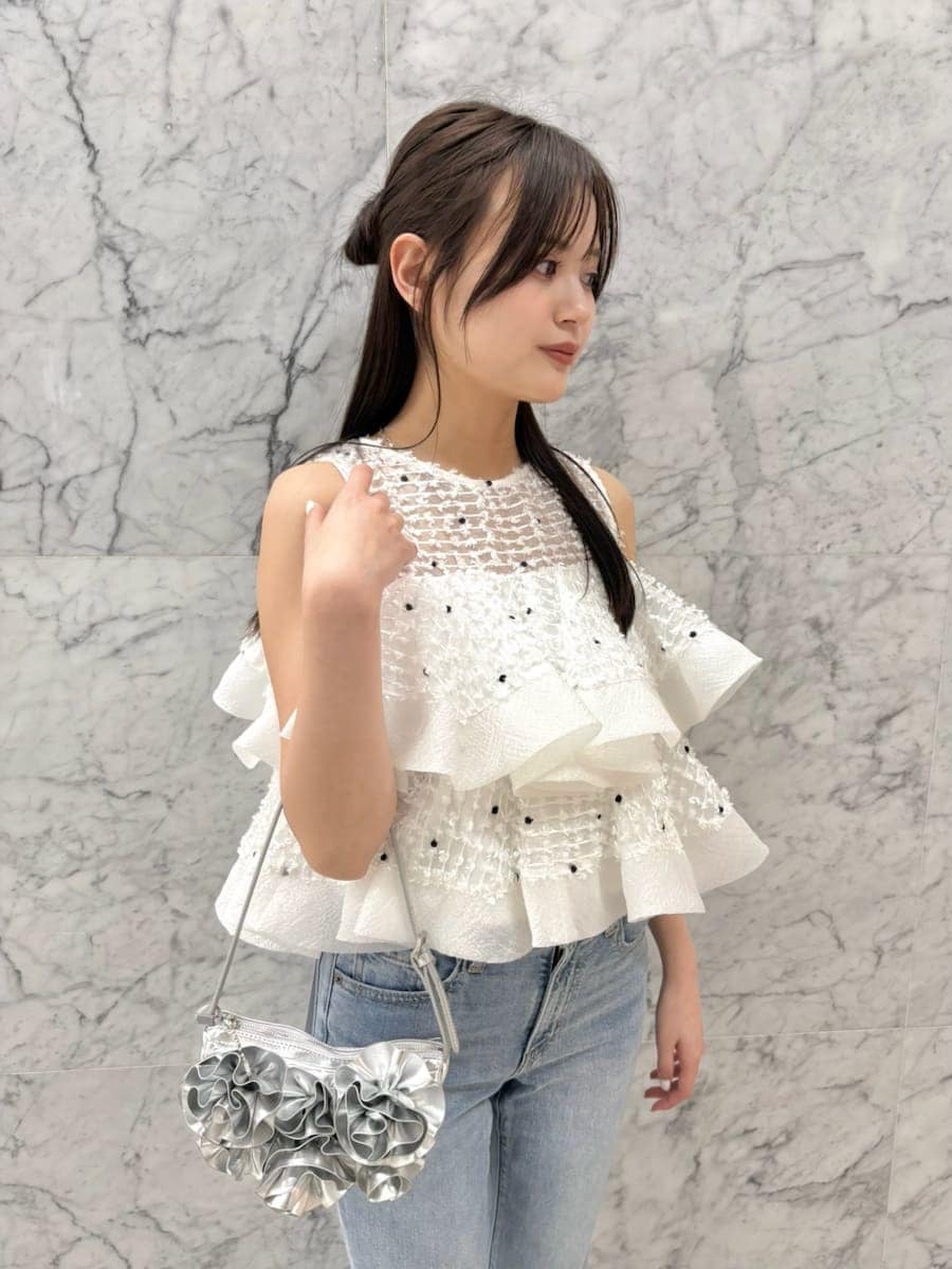 その他のシャツ/ブラウス、ブルー系のデニムパンツ、ブラック系のサンダルを着用したレディースの春コーディネートの4枚目の写真