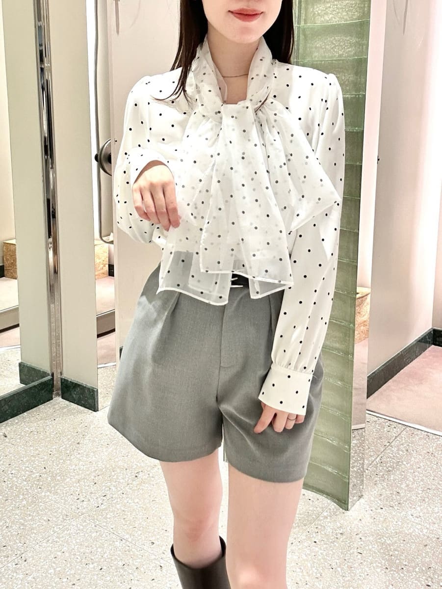 グレー系のテーラードジャケット、その他のシャツ/ブラウス、イエロー系のボストンバッグを着用したレディースの冬コーディネートの3枚目の写真