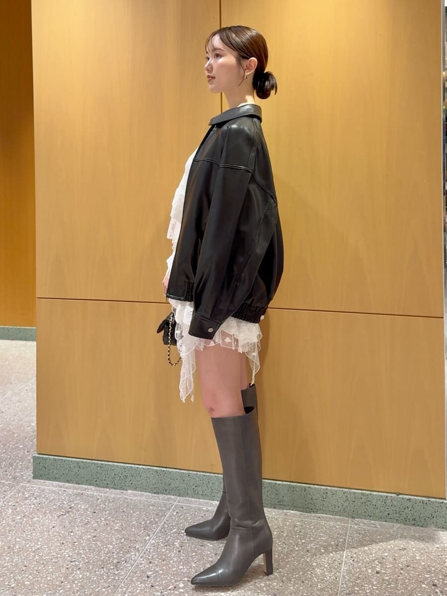 ブラック系のブルゾン、その他のシャツ/ブラウス、その他のその他パンツを着用したレディースの秋コーディネートの4枚目の写真