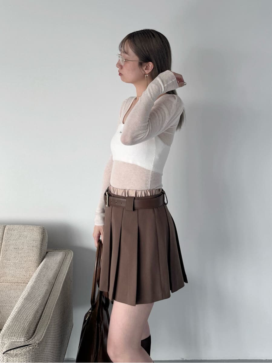 ホワイト系のニット/セーター、ブラウン系のその他パンツ、ブラウン系のハンドバッグを着用したレディースの夏コーディネートの7枚目の写真