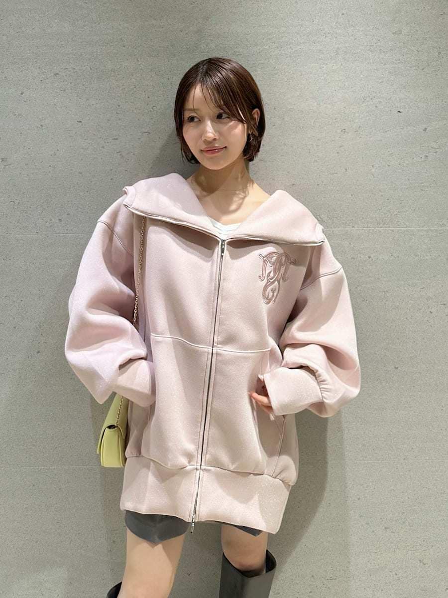 ホワイト系のTシャツ/カットソー、イエロー系のショルダーバッグ、ピンク系のワンピースを着用したレディースの春コーディネートの2枚目の写真