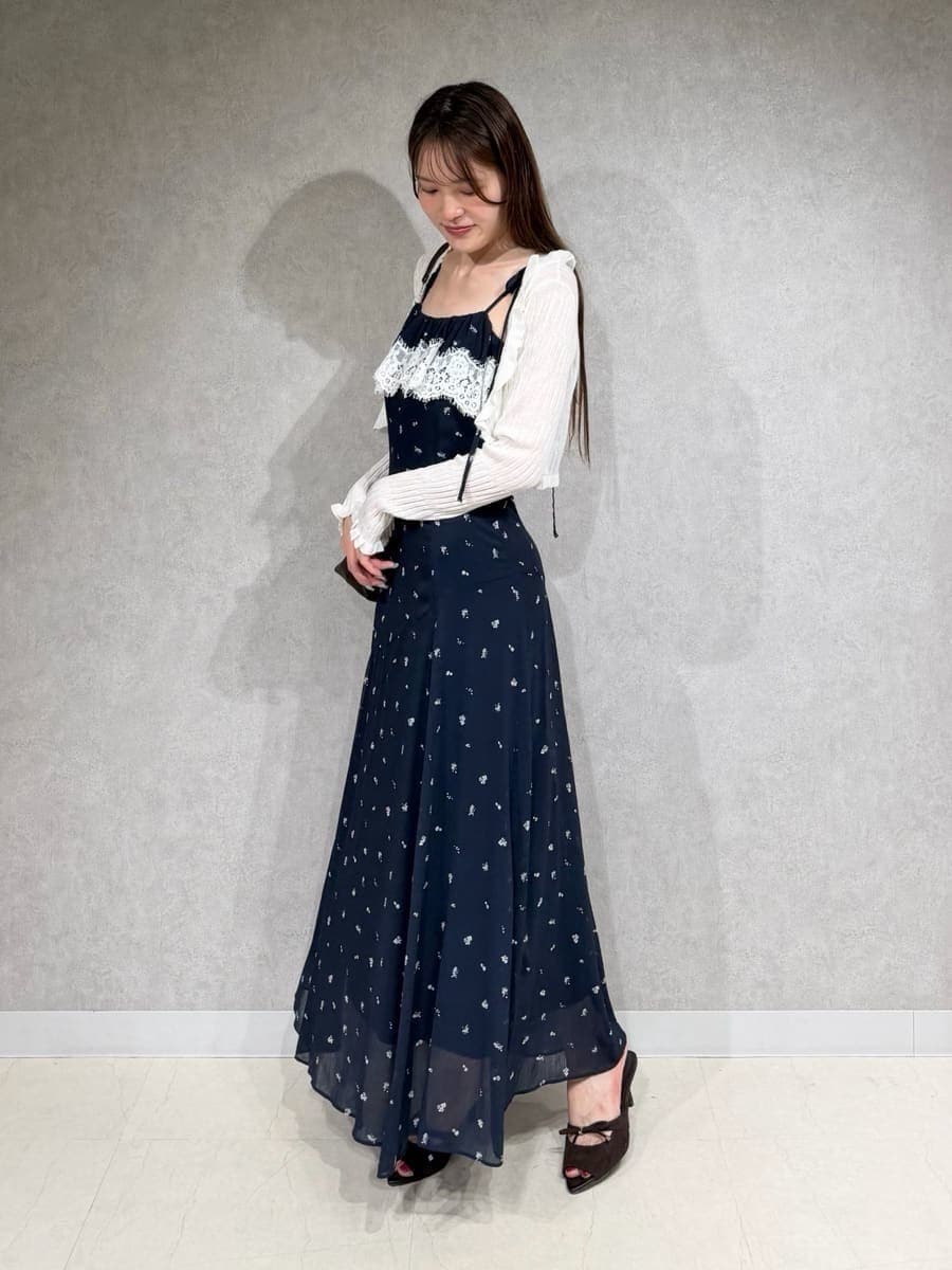 ブルー系のワンピース、ホワイト系のカーディガン/ボレロ、ブラウン系のサンダルを着用したレディースの夏コーディネートの2枚目の写真