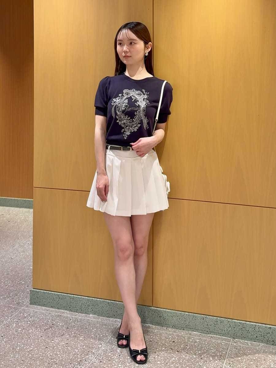 ホワイト系のショルダーバッグ、ホワイト系のその他パンツ、ブルー系のニット/セーターを着用したレディースの夏コーディネートの2枚目の写真