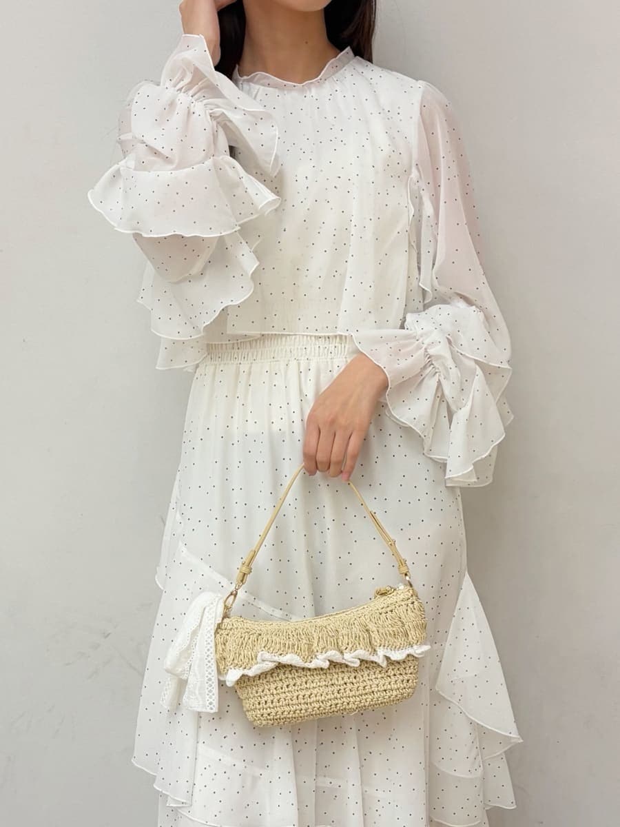 その他のワンピース、ブルー系のパーカーを着用したレディースの冬コーディネートの9枚目の写真