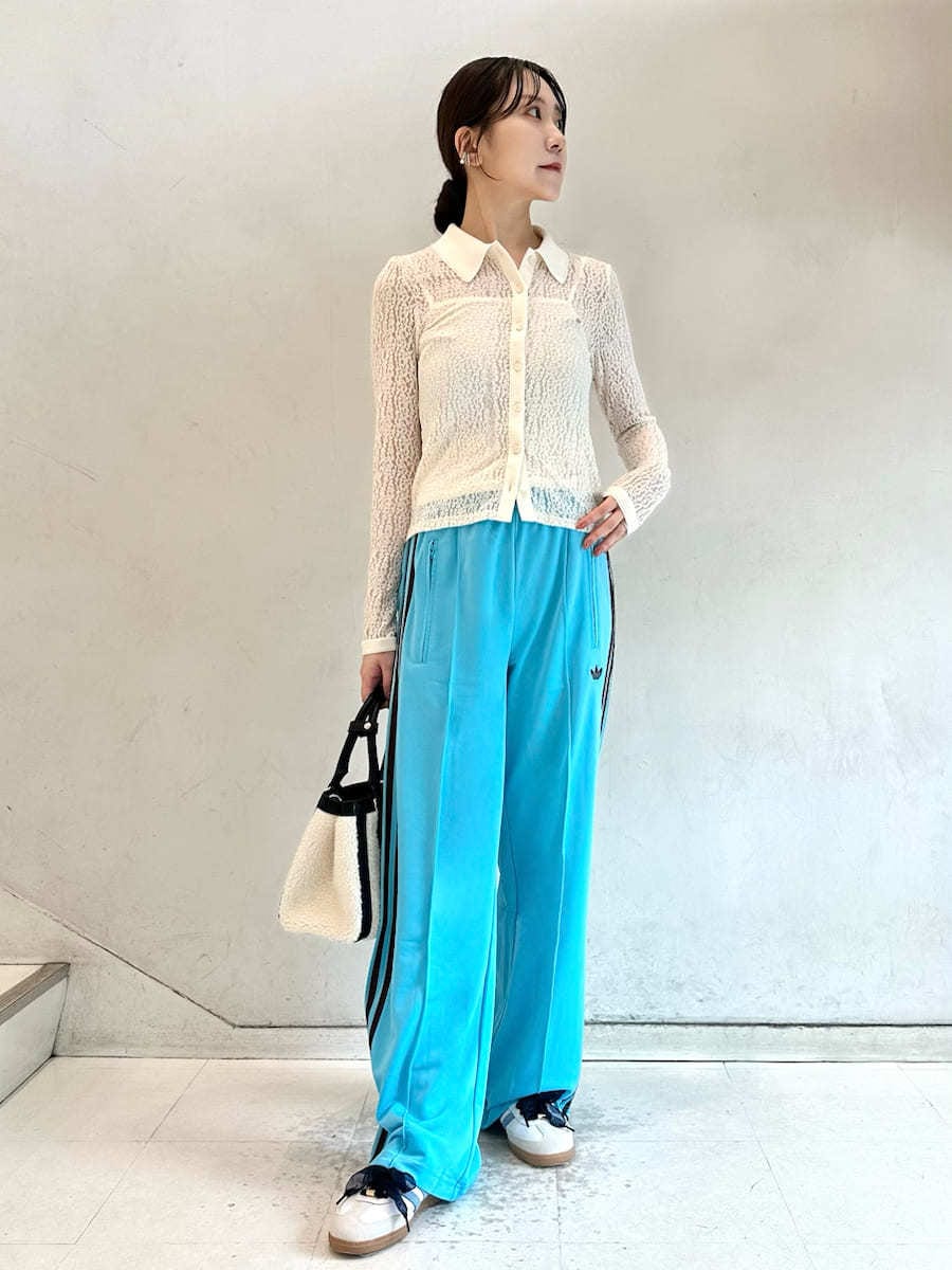 ブラック系のブルゾン、ブラック系のハンドバッグを着用したレディースの秋コーディネートの4枚目の写真