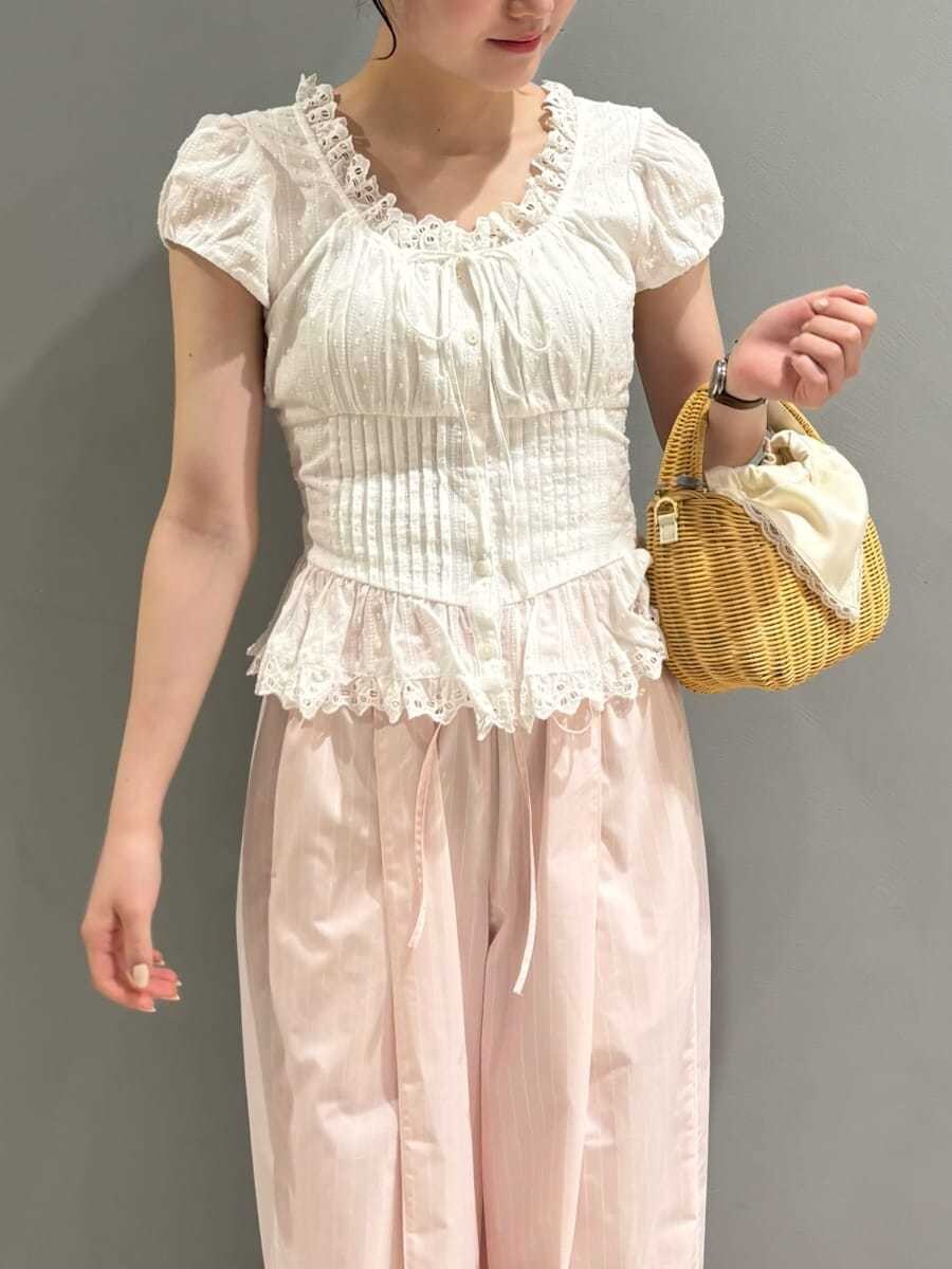 ホワイト系のサンダル、ホワイト系のかごバッグ、ピンク系のその他パンツを着用したレディースの春コーディネートの5枚目の写真