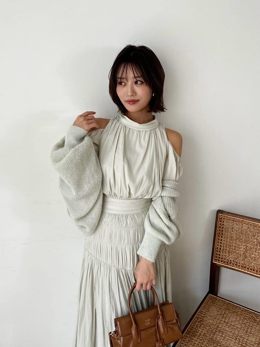 ブラック系のブーツ、グリーン系のワンピース、グリーン系のカーディガン/ボレロを着用したレディースの冬コーディネートの3枚目の写真