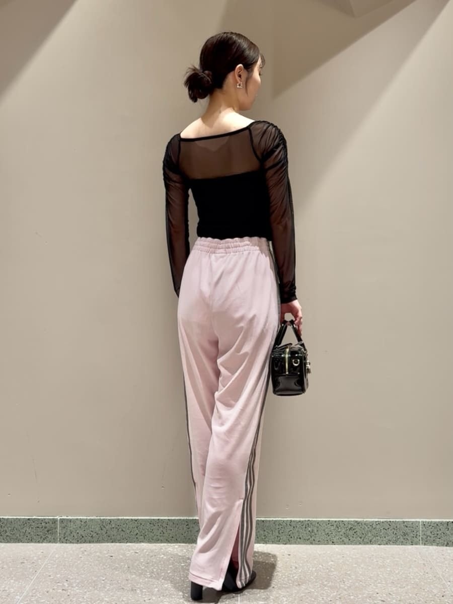 ブラック系のTシャツ/カットソー、ブラック系のブーツ、ブラック系のボストンバッグを着用したレディースの秋コーディネートの3枚目の写真