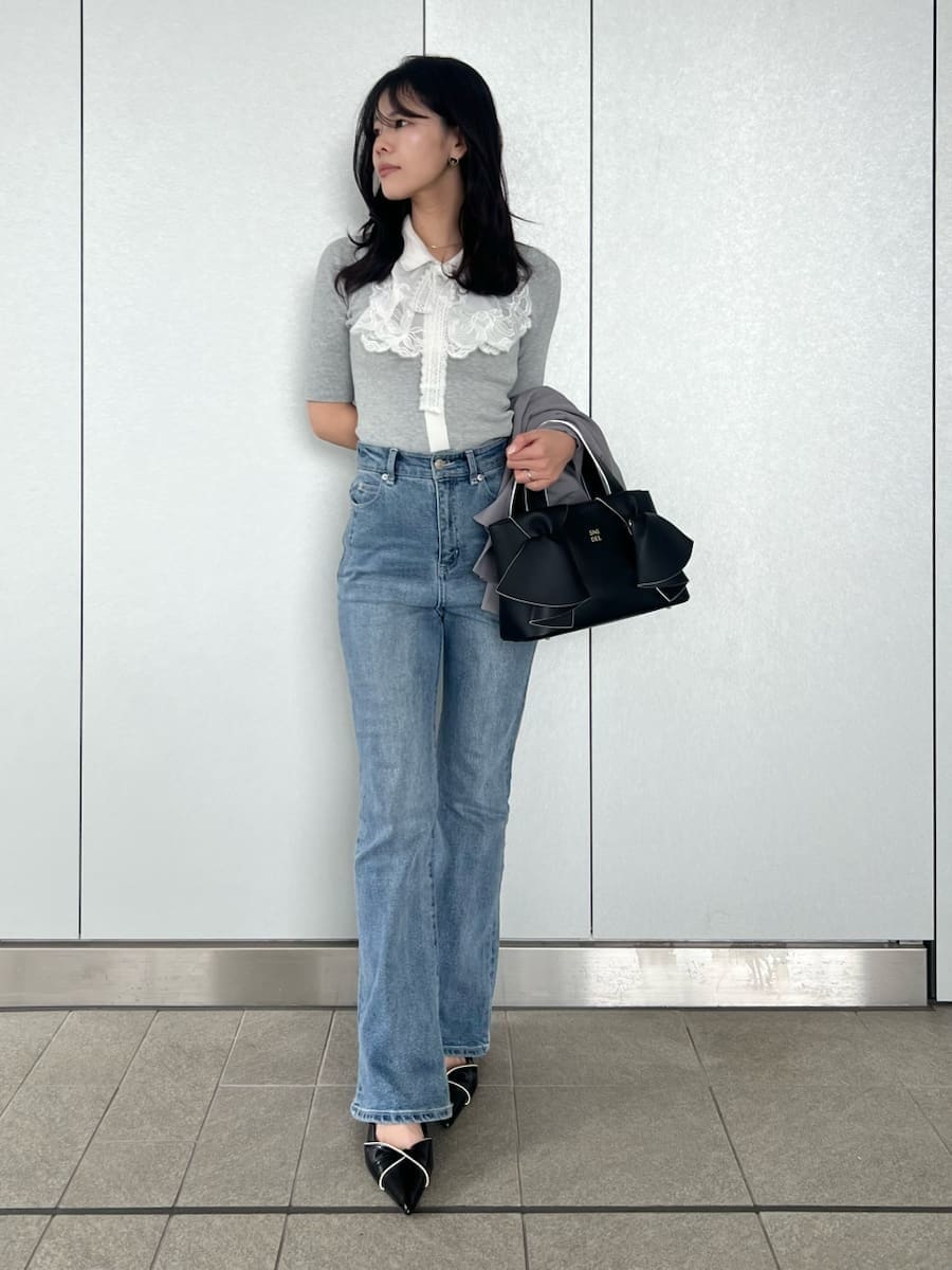 ブルー系のその他パンツ、グレー系のテーラードジャケット、グレー系のニット/セーターを着用したレディースの春コーディネートの5枚目の写真