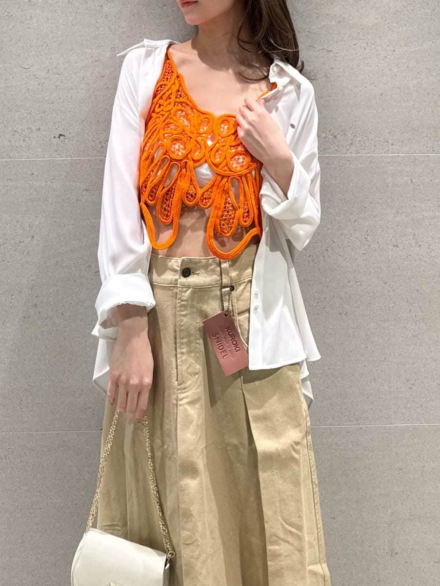 ホワイト系のショルダーバッグ、ホワイト系のキャミソールを着用したレディースの春コーディネートの3枚目の写真